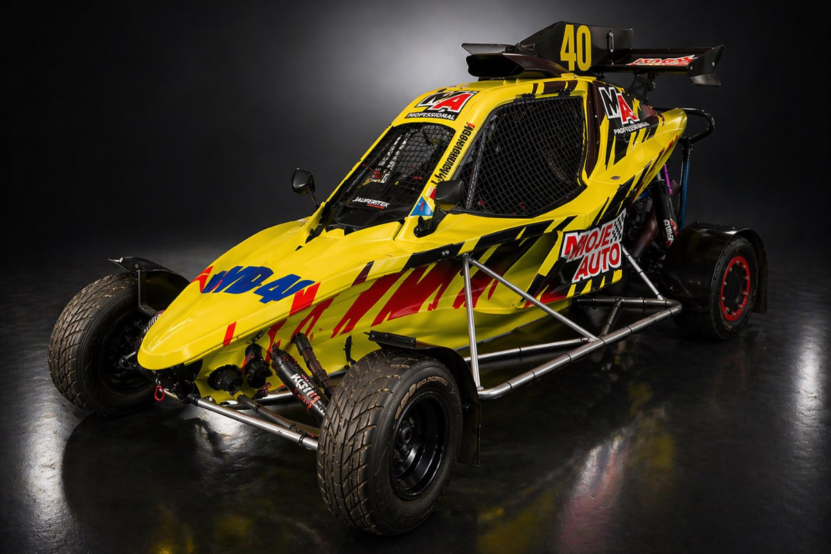 Żółty samochód typu Cross Car z brandingiem Moje Auto, MA Professional i WD-40 ustawiony w studiu na ciemnym tle.